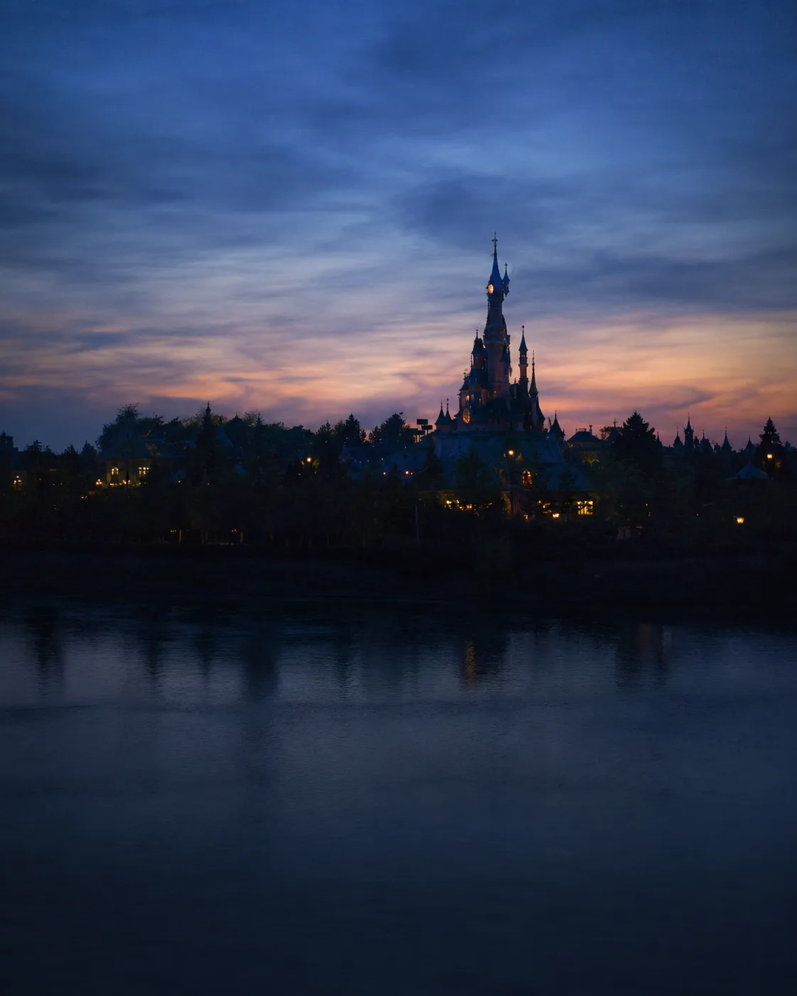 Castillo de Disneyland Paris iluminado durante la hora azul